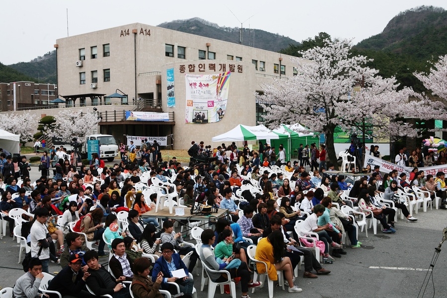벚꽃축제 앉아있는 사람들