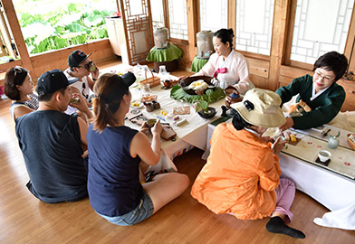 연꽃으로 요리한 음식을 먹는 사진