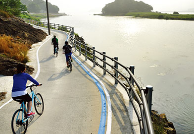 영산강 자전거길에서 자전거를 타는 사람들1