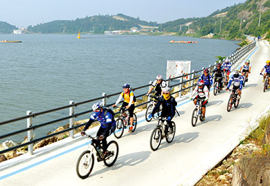 영산강 자전거길에서 자전거를 타는 사람들 2