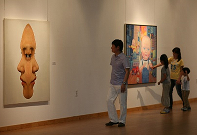 오승우 미술관에서 그림 구경하는 가족